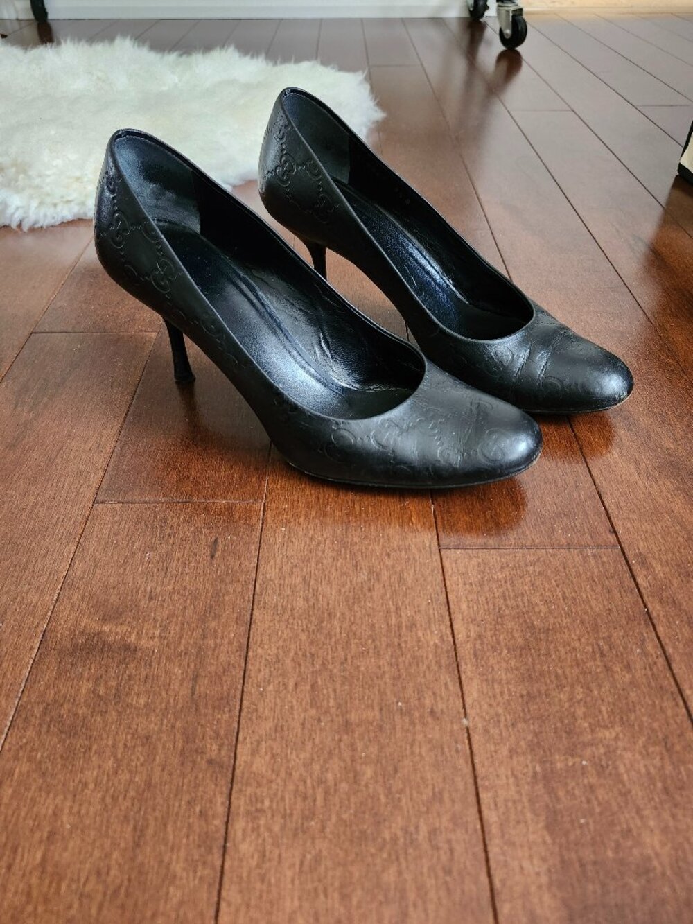 Gucci black Guccissima leather pumps in size 8.5